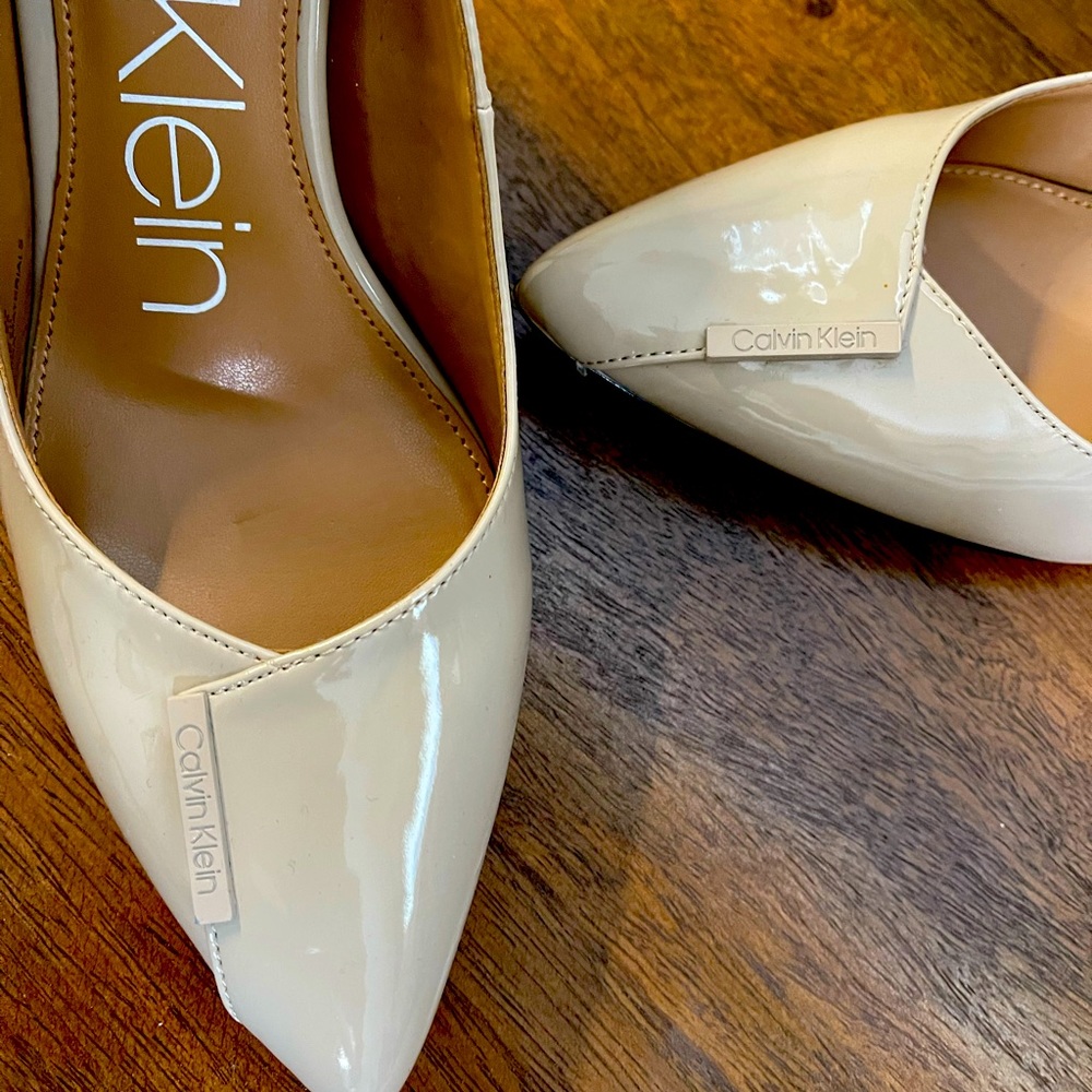 Beautiful beige/neutral Calvin Klein pumps